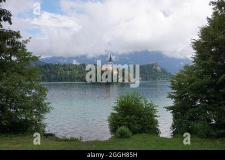 Vue sur l'église de la mère de Dieu sur l'île du lac de Bled, Slovénie 2020 Banque D'Images