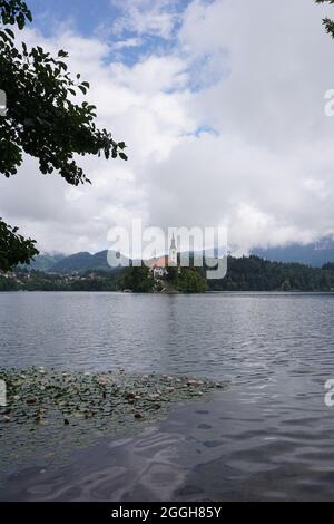 Aperçu de l'église de la mère de dieu sur l'île du lac Bled, Slovénie, 2020 Banque D'Images