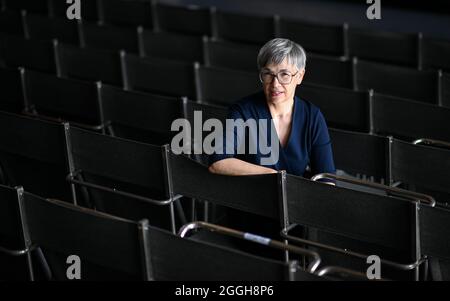 01 septembre 2021, Saxe-Anhalt, Dessau-Roßlau : Barbara Steiner se trouve dans l'auditorium historique du Bauhaus à Dessau. L'historienne d'art titulaire d'un doctorat d'Autriche occupe aujourd'hui son poste de nouvelle directrice de la Fondation Bauhaus Dessau. Steiner compte sur un lien plus fort entre l'internationalité et la régionalité. Photo: Hendrik Schmidt/dpa-Zentralbild/ZB Banque D'Images