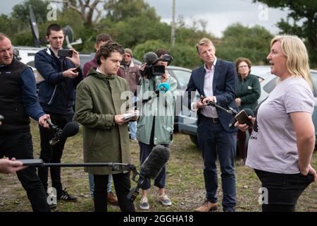 Shepherds Close Farm, Wotton-Under-Edge, Gloucestershire, Royaume-Uni. 31 août 2021. Helen Macdonald, la propriétaire de Geronimo, donne une déclaration émotionnelle à la Banque D'Images