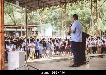 BACOLOD, PHILIPPINES - 01 mars 2019 : un groupe d'élèves philippins du secondaire se réunit pour un discours d'entreprise Banque D'Images