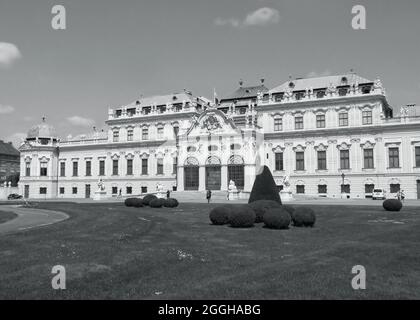 Magnifique façade du Palais du Belvédère, site classé au patrimoine mondial de l'UNESCO à Vienne, Autriche en Monochrome Banque D'Images