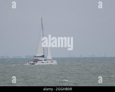 Sheerness, Kent, Royaume-Uni. 1er septembre 2021. Météo au Royaume-Uni: Un catamaran sur un départ couvert au premier jour de l'automne météorologique à Sheerness, Kent. Crédit : James Bell/Alay Live News Banque D'Images