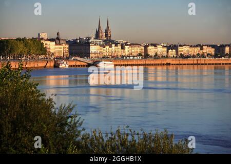 FRANCE. GIRONDE (33) VILLE DE BORDEAUX. VUE SUR LA GARONNE ET LA VILLE EN ARRIÈRE-PLAN Banque D'Images