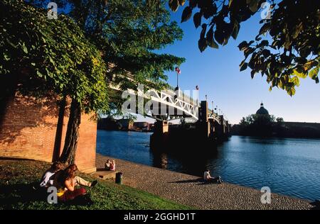 FRANCE. HAUTE GARONNE (31) TOULOUSE. REPOSEZ-VOUS SUR LES RIVES DE LA GARONNE Banque D'Images