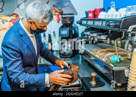 Londres, Royaume-Uni. 1er septembre 2021. Se rendre à la fabrication d'un café - le maire de Londres Sadiq Khan visite le marché de la nourriture et des boissons Mercato Metropolitano (MM) sur leur site à Elephant and Castle pour parler de son offre de compétences aux Londoniens et de son plan pour les académies de compétences. Cela offre aux Londoniens sans emploi et à bas salaire la possibilité de se former gratuitement pour obtenir des qualifications et des emplois dans un éventail d'industries, y compris l'hospitalité, le numérique, la santé et l'économie verte. Le maire rencontre des étudiants qui ont récemment suivi des cours dans les secteurs de l'accueil et du numérique comprend deux apprenants qui ont bénéficié de fr Banque D'Images