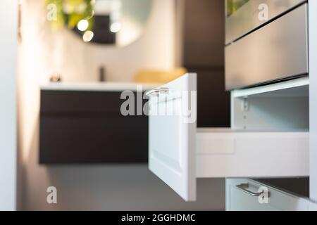 Concentrez-vous sur le tiroir blanc en aluminium dans la salle de cuisine. Banque D'Images