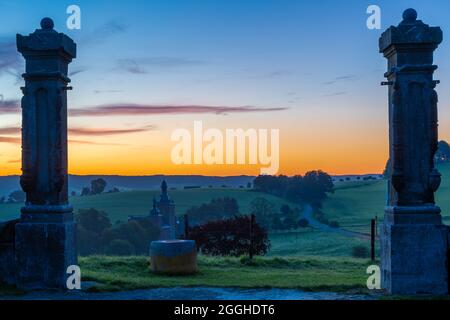 Lever de soleil coloré le matin de l'été avec peu de brouillard sur le sol et des vues spectaculaires sur le flanc hollandais et le pittoresque château de Buesdael Banque D'Images