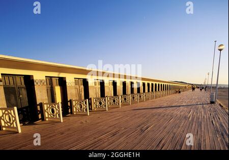 FRANCE. CALVADOS (14) RÉGION NORMANDE. VILLE DE DEAUVILLE. LES PLANCHES Banque D'Images