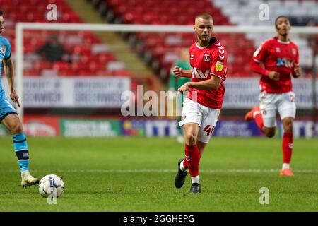 LONDRES, ROYAUME-UNI. 31 AOÛT. Charlie Barker, de Charlton Athletic, passe la balle lors du match de Trophée EFL entre Charlton Athletic et Crawley Town à la Valley, Londres, le mardi 31 août 2021. (Crédit : Tom West | crédit : MI News & Sport /Alay Live News Banque D'Images