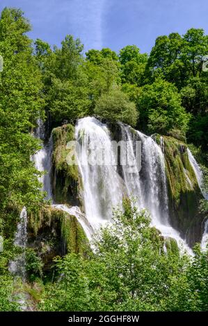 Les chutes de Glandieu (60 m) sont un site naturel emblématique dans la région de Bugey, dans l'Ain, en France Banque D'Images