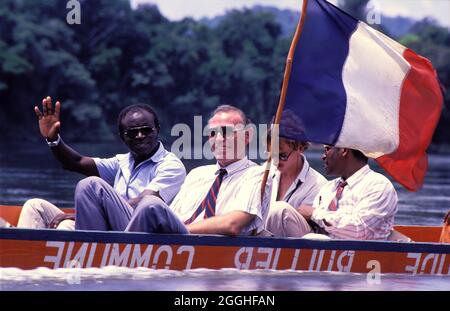 GUYANE FRANÇAISE. VISITE DU DIRECTEUR DE L'ÉDUCATION DES VILLAGES INDIENS (RIVIÈRE MARONI) Banque D'Images
