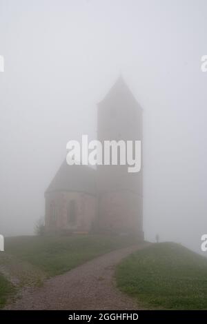 chiesa santa caterina dans le brouillard Banque D'Images