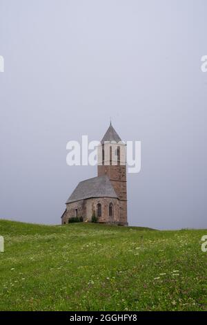 chiesa santa caterina dans le brouillard Banque D'Images