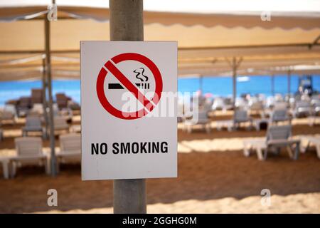 Panneau interdiction de fumer sur la plage. Il est interdit de fumer sur la plage. Banque D'Images