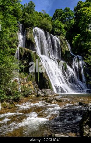 Les chutes de Glandieu (60 m) sont un site naturel emblématique dans la région de Bugey, dans l'Ain, en France Banque D'Images