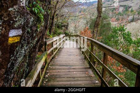 Passerelle en bois et panneau de sentier dans le canyon de la rivière Mao, Ribeira Sacra, Galice, Espagne Banque D'Images