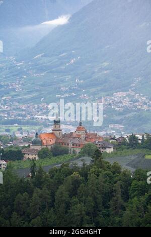 Johanneum Dorf Tirol avec meran en arrière-plan Banque D'Images