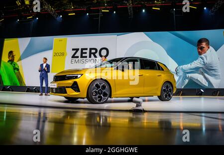 01 septembre 2021, Hessen, Rüsselsheim: Uwe Hochgeschurtz, directeur d'Opel en Allemagne, présente la nouvelle Opel Astra Hybrid à l'usine Opel de Rüsselsheim. Le constructeur automobile Opel a dévoilé la nouvelle Opel Astra à l'usine Opel de Rüsselsheim. La génération actuelle est également disponible sous forme de plug-in hybride et devrait être livrée à partir du début de 2022. Photo: Andreas Arnold/dpa Banque D'Images