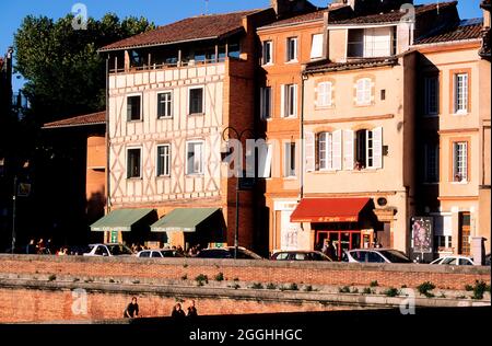 FRANCE. HAUTE GARONNE (31) TOULOUSE, LE CAFÉ DES ARTISTES SUR LE QUAI DE DAURADE (GARONNE) Banque D'Images