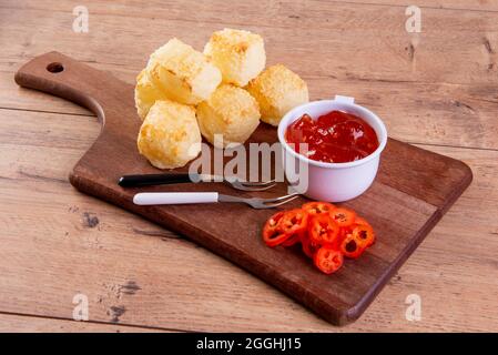 Dés de tapioca servis avec de la gelée de poivre. Table en bois. Banque D'Images