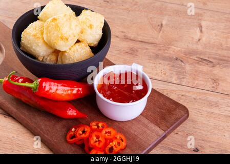 Dés de tapioca servis avec de la gelée de poivre. Table en bois. Banque D'Images