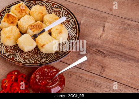 Dés de tapioca servis avec de la gelée de poivre. Table en bois. Banque D'Images