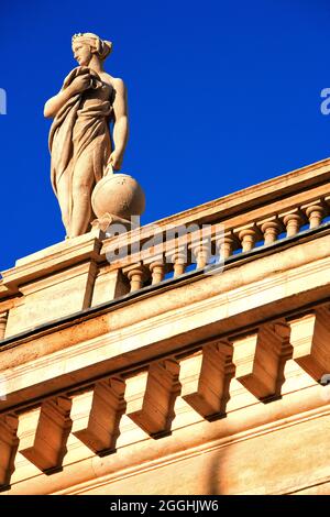 FRANCE, GIRONDE (33) BORDEAUX, STATUE AU SOMMET DU GRAND OPÉRA Banque D'Images