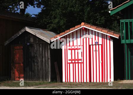 FRANCE. GIRONDE (33) LES CABANES DU PORT OSTREICOLE DE BIGANOS SUR LE BASSIN D'ARCACHON Banque D'Images