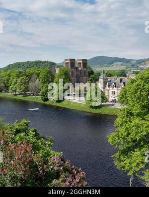 Cathédrale Saint-André, sur Bishops Road, vue depuis le château d'Inverness, inverness, en Écosse, par une journée ensoleillée Banque D'Images