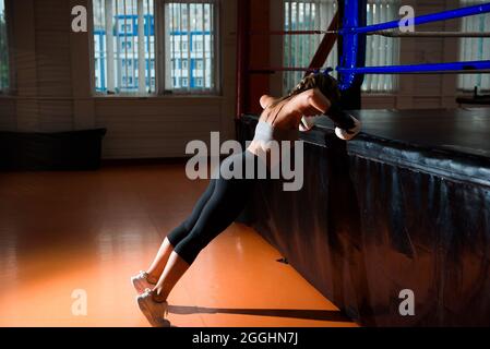 Femme sur l'entraînement de boxe faisant des push-up Banque D'Images