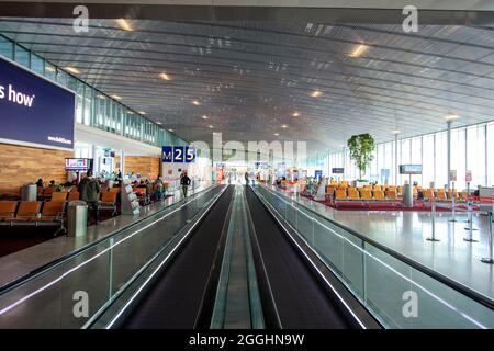 Aéroport Charles de Gaulle, Paris. Vue intérieure du bâtiment terminal 2e. Salon des départs internationaux. Portes 25 à porte 31 avec passerelle mobile. Banque D'Images