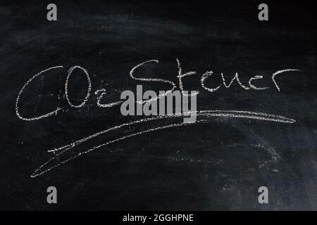 Le mot CO2 Steuer, impôt, est sur un tableau noir Banque D'Images