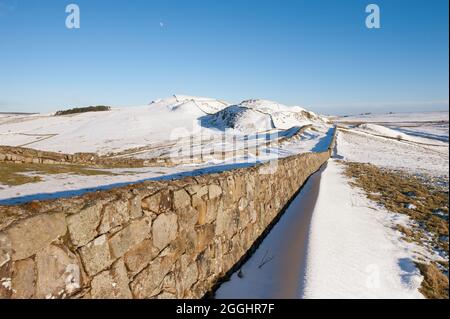 Nord de l'Angleterre, paysage du parc national de Northumberland, mur d'Hadrien dans la neige d'hiver sur une journée ensoleillée avec un ciel bleu clair Banque D'Images