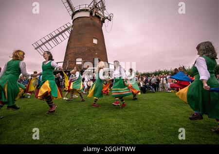 Thaxted Essex Morris Dancing August Bank Holiday Monday photo Brian Harris 30 Aug 2021 dancing dans le parc du moulin de John Webb datant de la Banque D'Images