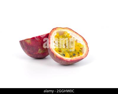 Fruit de la passion divisé en deux et isolé sur fond blanc. Banque D'Images