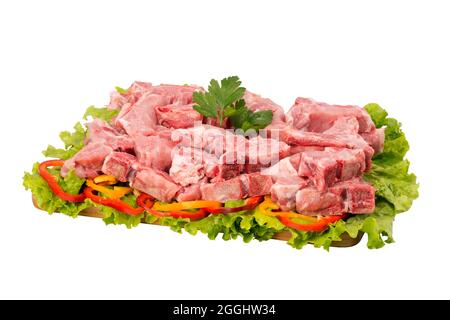 viande de porc crue sur planche à découper sur fond blanc. Banque D'Images