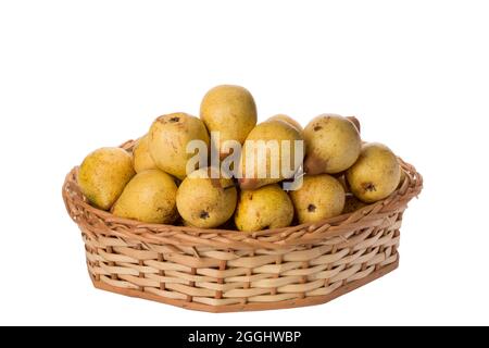 Poires portugaises en panier en osier sur fond blanc isolé. Banque D'Images