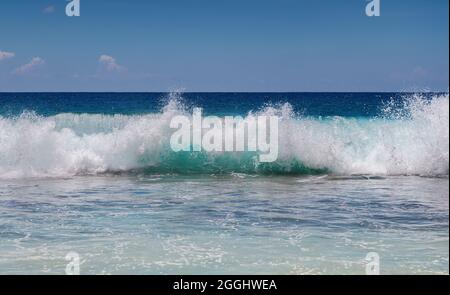 Bleu océan avec mousse blanche Banque D'Images