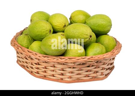 guavas dans un panier en osier sur fond blanc isolé. Banque D'Images