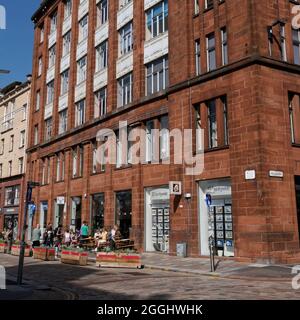 Personnes mangeant et buvant dehors dans Wilson Street, ville marchande, centre ville de Glasgow, Ecosse, Royaume-Uni Banque D'Images