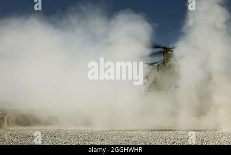 Un hélicoptère CH-47 Chinook atterrit sur combat Outpost Herrera, province de Paktiya, Afghanistan, octobre 11. Les hélicoptères sont le principal moyen de livrer du personnel et des fournitures aux postes éloignés comme Herrera. Banque D'Images