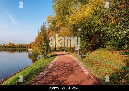 Vue d'automne spectaculaire sur l'allée près de l'étang par beau temps. Paysage d'automne. Banque D'Images