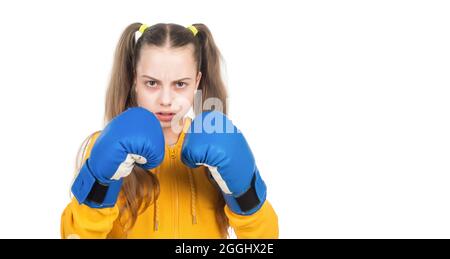 elle se battra. concentré de punching d'enfant. poing de combat. jeune fille en gants de boxe. attaque en colère. Banque D'Images