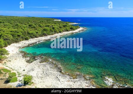 Plage et bleu clair sur la côte Adriatique en Croatie Banque D'Images