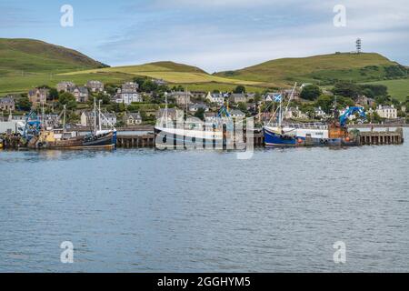 Bateaux de pêche amarrés dans le port avec Campbeltown en arrière-plan, Argyll et Bute, Écosse Banque D'Images