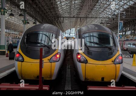 Trains à l'intérieur de la gare de Piccadilly à Manchester Angleterre 8-12-2019 Banque D'Images