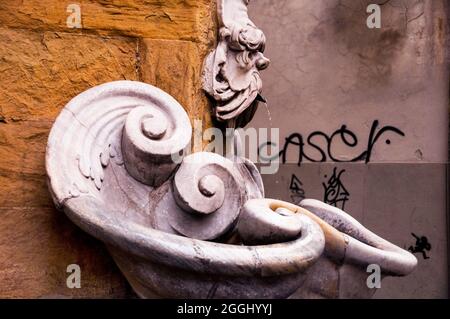 Fontana della Sprone avec son bassin tourbillonnant de conques est situé à un angle aigu (sprone) dans le quartier Oltrarno de Florence, en Italie Banque D'Images