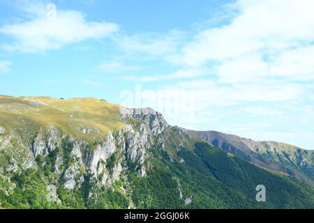 Paysage de montagne par belle journée ensoleillée Banque D'Images