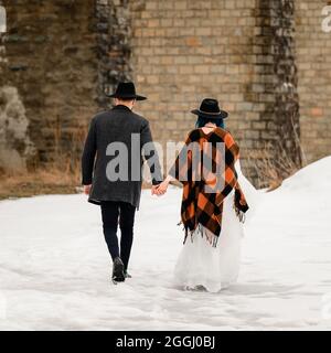 Mariée et marié sur un pont, viaduc en Ukraine, lieux touristiques. Banque D'Images